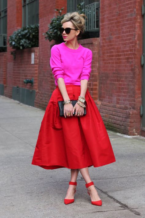 The color, the silhouette - the shoes! How to Wear Bright Color in The Fall and Winter: New Color Combinations to Try Red Necklace Outfit Ideas, Ținute Business Casual, Mode Prints, Bright Lipstick, 여름 스타일, Color Trends Fashion, Lipstick Red, Cooler Look, Looks Street Style