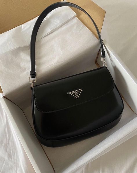 Vintage Luxury Jewelry, It Girl Bags, Prada Baguette Bag, Designer Handbags Aesthetic, Carteras Aesthetic, Prada Vintage Bag, Prada Handbags Vintage, Tas Prada, Tas Vintage