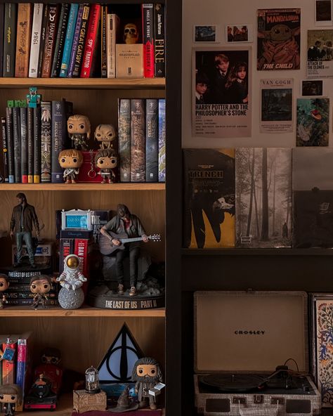 Scientist Bedroom Aesthetic, Harry Potter Dark Academia Room, Geezatrix Room, Nerd Bookshelf, Nerdy Bedroom Aesthetic, Nerd House Decor, Dark Academia Desk Setup, Nerd Room Aesthetic, Nerdy Bedroom