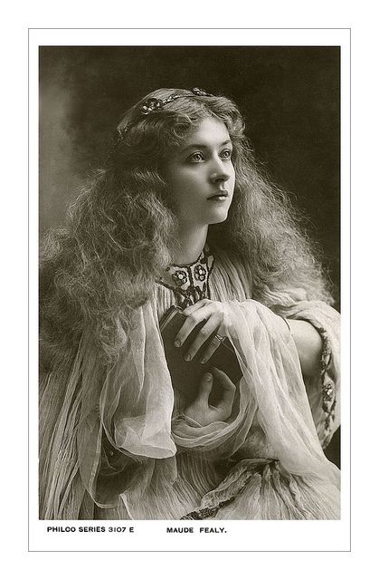 Postcard of actress Maude Fealy Maude Fealy, Lily Elsie, Old Portraits, Silent Film Stars, Old Photography, Vintage Versace, Portrait Photos, Vintage Dior, Foto Vintage