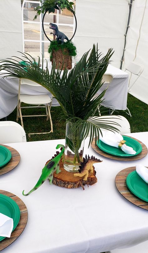 Fête Jurassic Park, Dinosaur Party Centerpiece, Dinosaur Birthday Party Food, Festa Jurassic Park, Dinosaur Baby Shower Theme, 4de Verjaardag, Jurassic Park Birthday Party, Dinosaur Birthday Theme, Jurassic Park Party