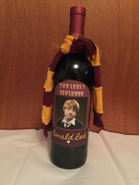 Harry Potter wine! A DIY label on a cheap bottle of wine with a mini sewn scarf makes for a great and inexpensive gift! Ron Weasley FTW Harry Potter Party Costume, Harry Potter Wine Glasses, Sewn Scarf, Harry Potter Wine Glass, Harry Potter Diy Crafts, Diy Label, Hogwarts Christmas, Harry Potter Bday, Leaky Cauldron