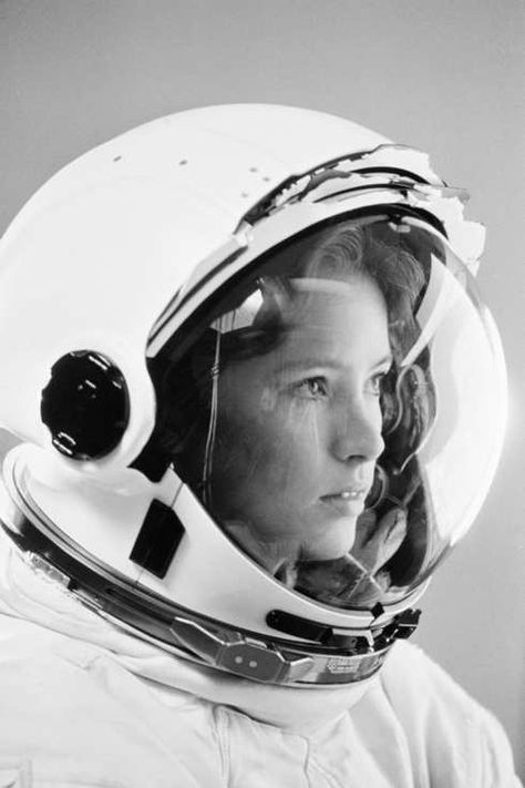 Astronaut Anna Lee Fisher Wants to See a Woman on Mars Astronaut Reference, Astronaut Photography, Anna Fisher, Astronaut Photo, Space Woman, Astronaut Illustration, Astronaut Helmet, Anna Lee, Astronaut Art