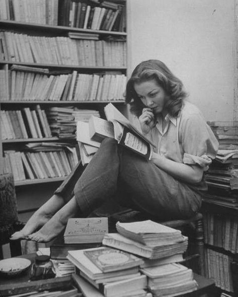 What Do Booksellers Read? Philosophy Books, Sylvia Plath, Girl Reading Book, Books To Read For Women, Personal Finance Books, The Bell Jar, Charles Darwin, Woman Reading, French Actress
