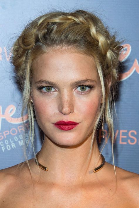 By pulling out a few strands around Erin Heatherton's face, hairstylist Jennifer Yepez kept the look modern, not milkmaid. Erin Heatherton, Romantic Hairstyles For Long Hair Wedding, Celebrity Braids, Braid Tutorials, Kerastase Hair, Tutorial Hair, Vlasové Trendy, Braid Tutorial, Easy Summer Hairstyles