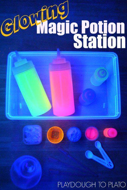 Glowing Magic Potion Station. Awesome kids science for Halloween!! Potion Station, Glow Stick Jars, Halloween Science Experiments, Science Art Projects, Snacks Kids, Playdough To Plato, Science Kids, Light Science, Neon Paint