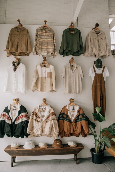 Thrift Store Set Up Ideas, Granola Cowgirl Outfits, Clothing Business Aesthetic, Old School Interior, Vintage Store Interior, Granola Cowgirl, Earthy Clothing Style, Earth Tone Outfits Aesthetic, Plants Interior Design