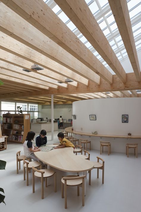 © Shinkenchiku-sha Classroom Architecture, Classroom Interior, School Building Design, مركز ثقافي, Kindergarten Design, Future School, School Interior, Montessori School, Education Architecture