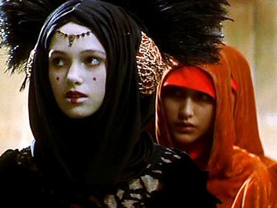 Amidala here is Keira Knightley as her decoy, while Natalie Portman, the real queen plays the handmaiden. Cray! Padme Cosplay, Amidala Star Wars, Queen Amidala, Star Wars Padme, Cosplay Inspo, Star Wars Canon, Keira Knightly, Star Wars Fashion, Padme Amidala