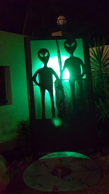 Alien Party Decorations Outer Space, Alien Halloween Outdoor, Alien Window Display, Alien Themed Halloween Decorations, Alien Theme Halloween Decorations, Alien Set Design, Alien Halloween Decorations Diy, Alien Halloween Party Ideas, Space Halloween Party