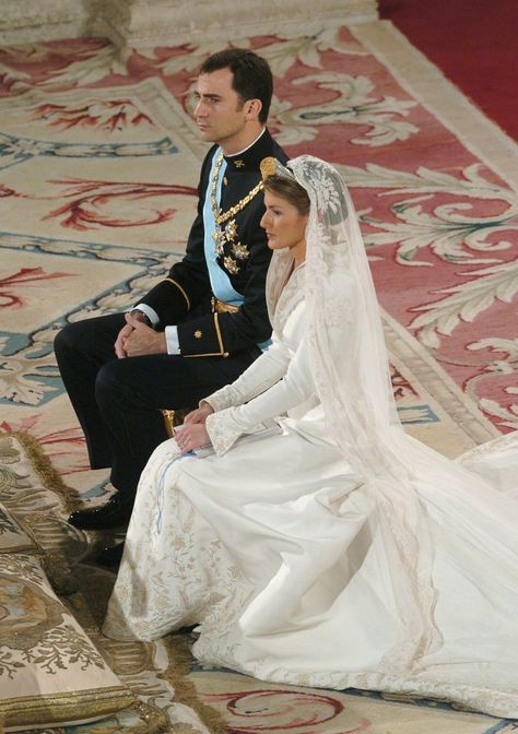 Spanish Royalty, White Tie Event, Petite Bride, Royal Wedding Gowns, Bridal Couple, Royal Hats, Simple Gowns, Cathedral Wedding, Royal Wedding Dress