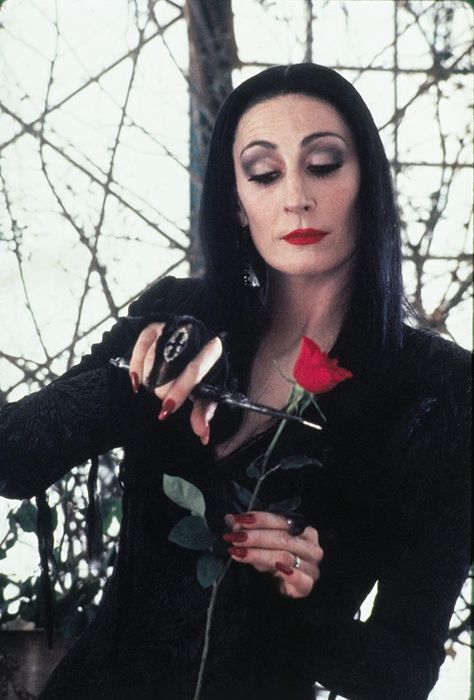 The Addams Family (1991) Morticia Addams 1991, The Addams Family Aesthetic, The Addams Family Movie, Addams Family 1991, Adams Family Halloween, Addams Family Morticia, Morticia Adams, Morticia And Gomez Addams, Familia Addams