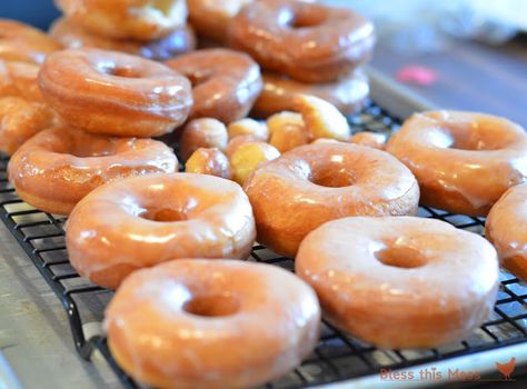 Pioneer Woman's Glazed Donuts - the best donut you will ever make at home. I'm a donut lover, have tried a million recipes, and I've been making this one for over 2 years now. It is PERFECT! Donat Glaze, Easy Donut Recipe, Yeast Donuts, Easy Donuts, Homemade Donuts Recipe, Glazed Donuts, Homemade Donuts, Doughnut Recipe, Krispy Kreme