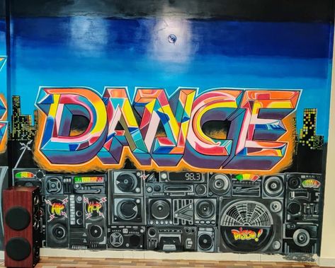 Dance Graffiti, Record Player Speakers, Art Dance, School Decor, Dj Set, Boom Box, Dance Poster, Art Promotion, Graffiti Wall Art