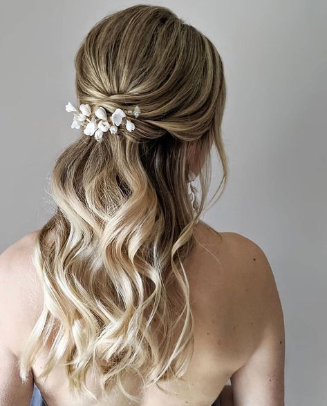 PS With Love Bridal on Instagram: “WEDDING HAIR INSPO ... this beautiful, textured modern half up half-down style created by @hannahblinkohairstylist is just perfect.  The…” Half Bun Bridal Hair, Half Up Half Down Wedding Hair No Extensions, Bridal Hair Pulled Back, Half Up Half Down Wedding Hair Fine Hair, Half Up Half Down Wedding Hair With Pearls, Simple Bridesmaid Hair Half Up, Hair Inspo Dark, Dam Hoi, Simple Bridal Hairstyle