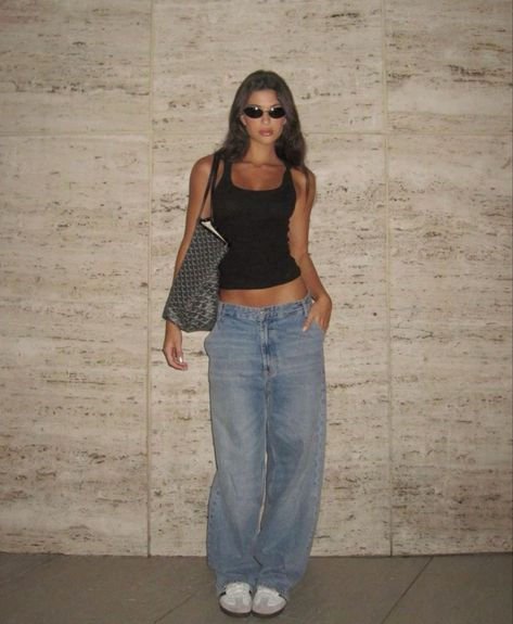 Casual Outfits Summer Night, Casual College Outfits Shorts, Outfit Inspo Brunette, Baggy Pants Heels Outfit, 90s High Waisted Jeans Outfits, Casual Unique Outfits, Chicago Bar Outfit, Edikted Jeans Outfit, 90s Fashion Women Summer