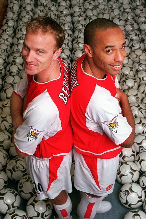 Henry and Bergkamp 90s Football, Dennis Bergkamp, Arsenal Wallpapers, Arsenal Soccer, Soccer Photography, Thierry Henry, Johan Cruyff, Football Players Images, Cardio Machines