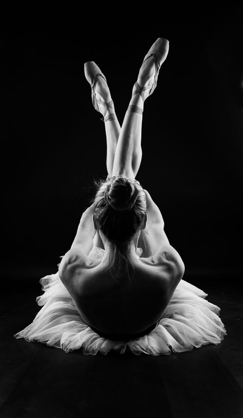Ballet Photography, Latihan Yoga, Dance Photography Poses, Ballet Poses, Siluete Umane, Dance Like No One Is Watching, Ballet Art, Ballet Photos, Foto Tips
