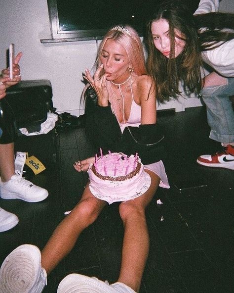 Makijaż Smokey Eye, 18th Birthday Party, Bday Girl, Happy B Day, Birthday Pictures, Friend Photoshoot, Birthday Photoshoot, Cute Friends, Friends Photography