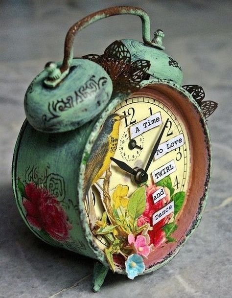 27 Magical DIY Crafts Inspired by Alice in Wonderland ~including clock, wire crowns, and small door to cover outlet Art Altéré, Old Clocks, York Wallcoverings, Lady Bird, Vintage Clock, Joanns Fabric And Crafts, Altered Art, Alarm Clock, Craft Stores