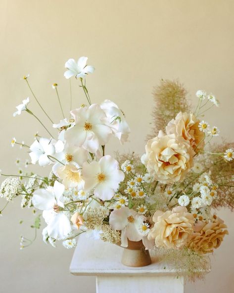 Chamomile Floral Arrangement, Cream Centerpieces Wedding, Organic White Bridal Bouquet, Cottage Core Floral Arrangements, Neutral Spring Bridal Bouquet, Round Table Backyard Wedding, Vintage Wedding Floral Arrangements, Fall Garden Wedding Decor, Wedding Column Flowers