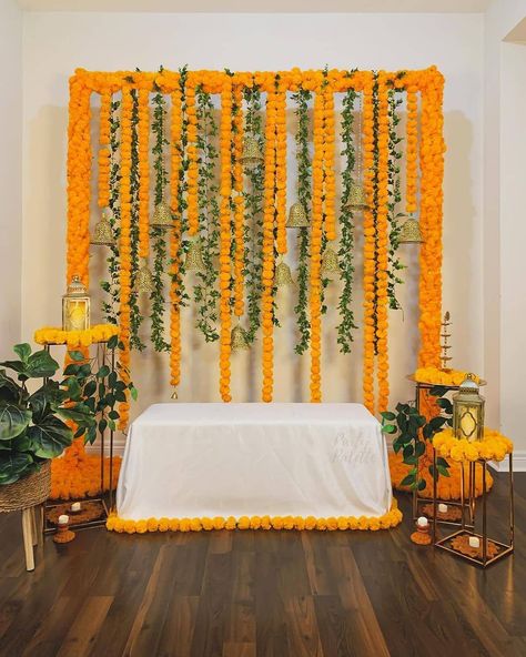 Simple Haldi Decoration, Simple Haldi Decoration At Home, Haldi Decoration At Home, Haldi Decoration Ideas, Ganpati Decoration Theme, Haldi Ceremony Decorations, Haldi Decoration, Small Wedding Decor, Simple Stage Decorations