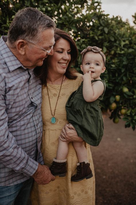 Grandma And Grandpa With Grandkids Pictures, Family Photo Shoot Grandparents, Grandfather Granddaughter Photos, Family Grandparents Photography, Grandparents With Grandkids Aesthetic, Grandkids With Grandparents Pictures, Poses For Grandparents And Grandkids, Grandparent Family Pictures, Grandparent Photoshoot With Grandkids