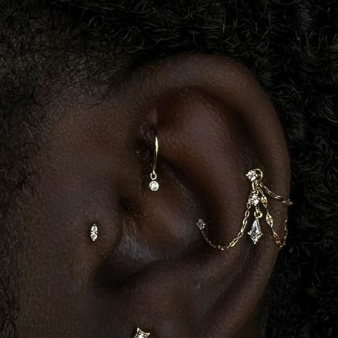 Ear Jewelry Styling, Ear Piercing Curation Silver, Different Ear Piercings Ideas, Piercing Inspo Ear, Ear Pearcing, Curated Ear Piercing, Ear Piercing Inspo, Different Types Of Ear Piercings, Piercing Styles
