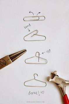 how to make a mini clothes hanger (for decorations on cards, etc.) from a paper clip! Accessoires Barbie, Doll Furniture Diy, Diy Barbie Furniture, Seni Dan Kraf, Doll House Plans, Kraf Diy, Album Diy, Hiasan Bilik, Buku Skrap