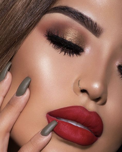 matte red lips and golden smokey eye look by @iluvsarahii Golden Smokey Eye, Make Up Designs, Flot Makeup, Lip Lipstick, Video Makeup, Christmas Makeup Look, Makeup Tip, Red Lip Makeup, Makeup Hacks