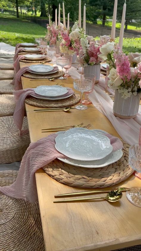 Dinner Party Table Settings, Backyard Birthday Parties, Picnic Birthday Party, Picnic Decorations, Picnic Aesthetic, Birthday Table Decorations, Backyard Birthday, Birthday Dinner Party, Picnic Birthday