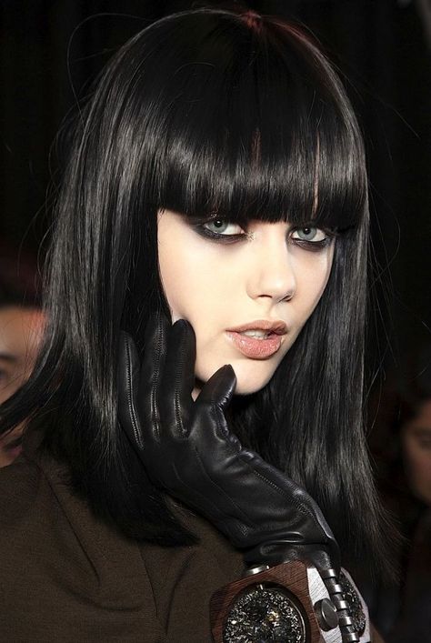 very black hair Frida Gustavsson, Black Hair Dye, Jet Black Hair, Black Hair Color, Makijaż Smokey Eye, Hair Styles 2014, Grunge Hair, Cool Hair Color, Hair Color Trends