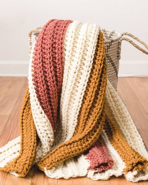 How to Crochet a Blanket + Free Pattern - Sarah Maker Sarah Maker, Motifs Afghans, Aesthetic Blanket, Chunky Blanket Pattern, Crochet Blanket Sizes, Modern Haken, Chunky Crochet Blanket Pattern, Modern Crochet Blanket, Grey Crochet