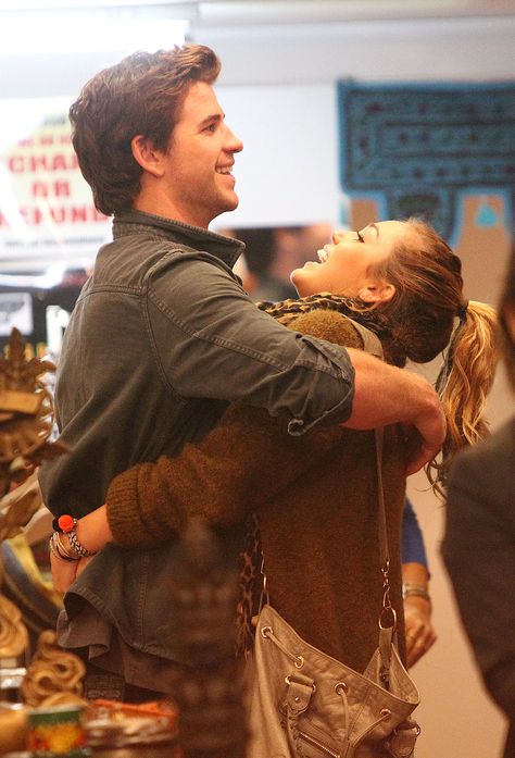 Miley Cyrus and Liam Hemsworth got playful while shopping in Sydney during a June 2011 trip there. Liam Hemsworth, Miley Cyrus Wedding, Miley Cyrus And Liam Hemsworth, Miley And Liam, Heartwarming Pictures, Couple Moments, Famous Couples, Best Moments, Smile On