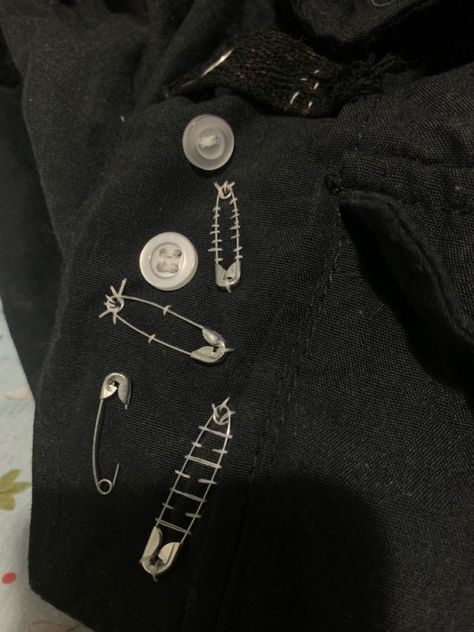 Bag Patches Ideas, Grunge Backpack Ideas, Safety Pin Design Ideas, Backpack Ideas Diy, Safety Pin Embroidery, Backpack With Pins And Patches, Diy Backpack Accessories, Patch Bag Punk, Safety Pin Art On Clothes