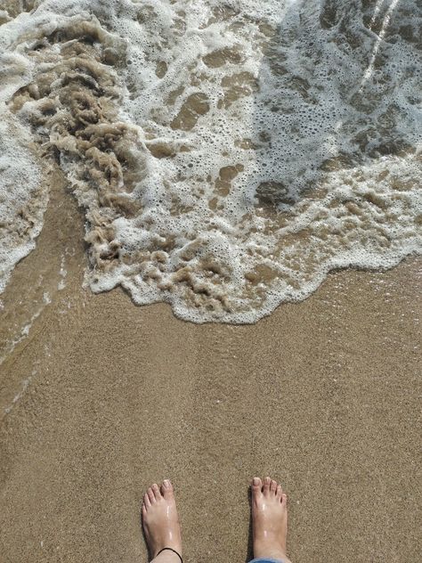 Faceless Picture Ideas, Legs Aesthetic, Juhu Beach, Spring Break Cruise, 2023 Photography, Water Aesthetic, Family Vacay, Beach Shoot, Photography Challenge
