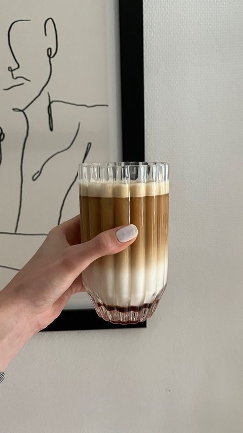 Coffee Organization Ideas, Vanilla Iced Coffee Recipe, Chill Lounge, Vanilla Iced Coffee, Perfect Summer Drink, Coffee Instagram, Mushroom Coffee, Coffee Obsession, Pretty Mugs