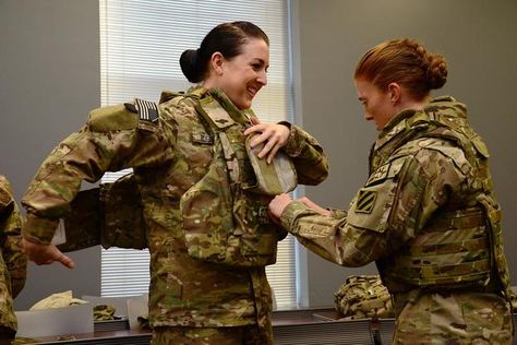 Us Army Women, Kevlar Vest, Gender Justice, Women In Combat, Women Soldiers, Female Military, Women Military, Losing Yourself, Body Armour