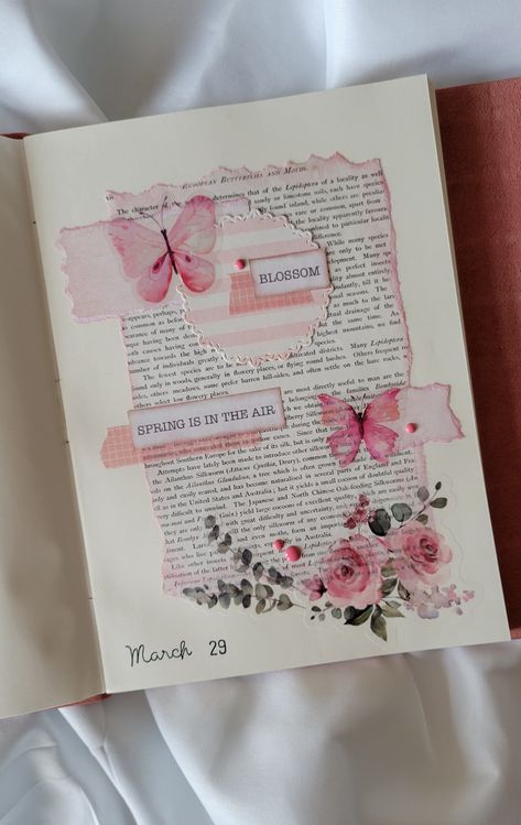 Pink Scrap Booking Ideas, Journal Flower Design, Aesthetic Journal Decorations, Journal With Flowers, Journaling Collage Ideas, Mini Art Journal Ideas, Journal Kit Ideas, Scrapbook Ideas Journal, Card Collage Ideas