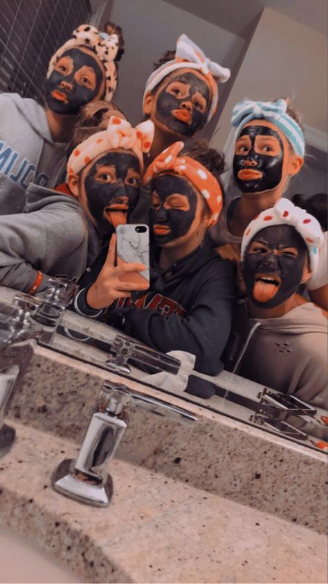 Sleepover Friends Pictures, Face Mask Sleepover Aesthetic, Sleepover Group Picture, Face Mask Party Ideas, Sleepover Makeover Ideas, Sleepovers Pics, Cute Face Mask Pictures, Sleepover Ideas Photo, Photo Friends Group