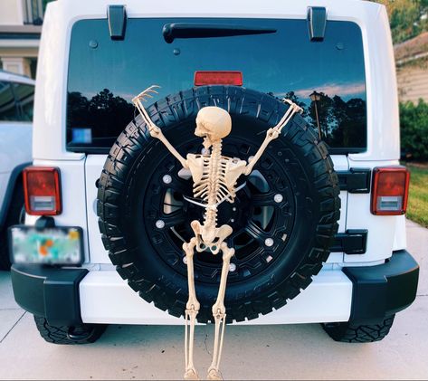 Skeletons On Jeep, Halloween Decor For Jeeps, White Sahara Jeep Wrangler, Jeep Wrangler Holiday Decorations, Halloween Decorations For Jeep Wrangler, Jeep Skeleton Ideas, Jeep Hair Ideas, Jeep Decorations For Halloween, Jeep Halloween Ideas