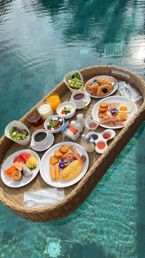 Floating Breakfast In Pool, Floating Breakfast Aesthetic, Nice Food Pictures, Floating Breakfast In Bali, Food On Beach, Breakfast In Pool, Summer Breakfast Ideas Healthy, Travel Aesthetic Pictures, Food On The Beach