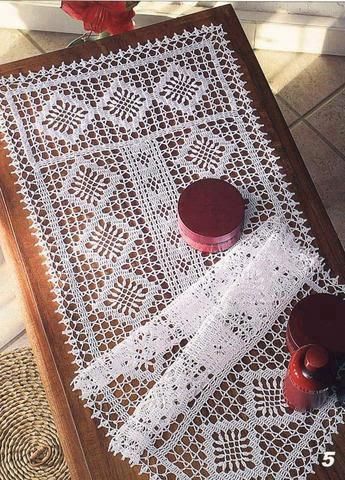 cool Free Crochet Table Runner Patterns                                                                                                                                                      More Háčkovaná Čipka, Crochet Table Topper, Fillet Crochet Patterns, Crochet Table Runner Pattern, Fillet Crochet, Crochet Business, Crochet Table, Crochet Buttons, Crochet Table Runner