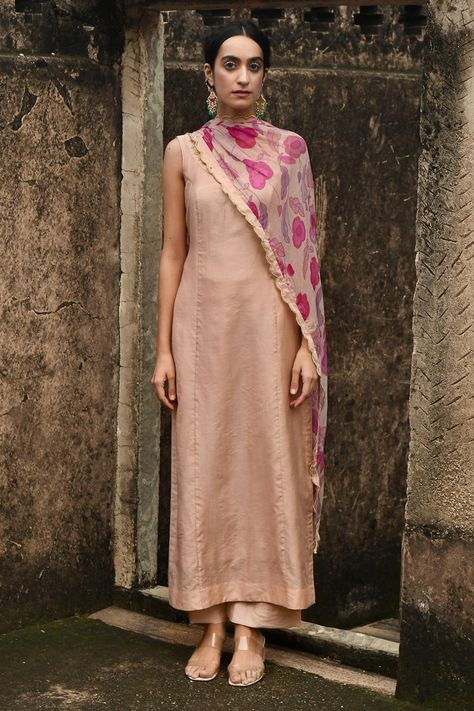 Raw Mango Kurta Set, Peach Kurta Women, Linen Suits Women Indian, Sleeveless Kurta Set, Sabyasachi Dresses, Churidar Design, Long Kurta Designs, Kurta Sets For Women, Silk Kurta Set