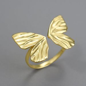 Insect Jewelry Design, Gold Butterfly Ring, Motifs Perler, Ringe Gold, Insect Jewelry, Animal Rings, Butterfly Ring, Nature Inspired Jewelry, Handmade Rings