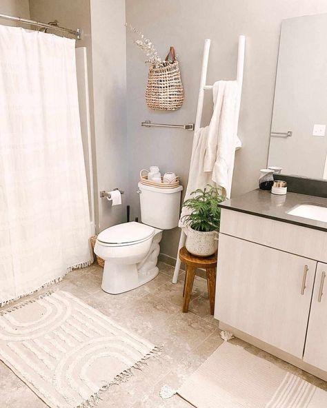 Small Bathrooms Are Perfect Spots for Remodeling—Here Are 30 Ideas to Get You Started Simple Boho Bathroom, Boho Small Bathroom, Boho Style Bathroom, Shower Curtain Ideas, Small Bathroom Remodel Ideas, Bathroom Big, Sink Decor, Boho Bathroom Decor, Cabin Bathrooms