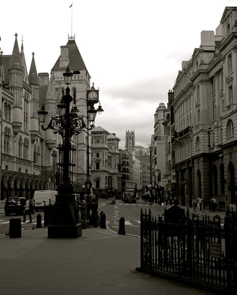 Fleet Street | Fleet Street, London, June 2011, c.b.w. Fleet Street London, London In August, Underground River, Beautiful Vacation Spots, Swinging London, Global City, Fleet Street, Sweeney Todd, English History