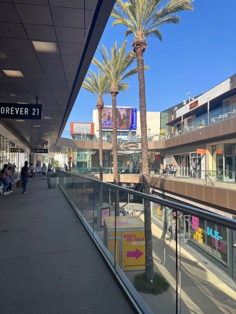 Outlet Mall Aesthetic, Outdoor Shopping Mall, Outdoor Mall Aesthetic, Mall Asthetic Picture, Mall Background Aesthetic, Mall Aesthetic Shopping, Mall Shopping Aesthetic, Preppy Mall, Shopping Mall Aesthetic