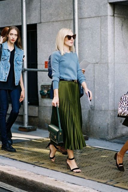 Fashionable look with light blue sweatshirt and pleated olive green midi skirt Estilo Kate Middleton, Women Walking, Vanessa Jackman, Walking Down The Street, Street Style Inspiration, 가을 패션, Pleated Midi Skirt, Green Skirt, Mode Inspiration