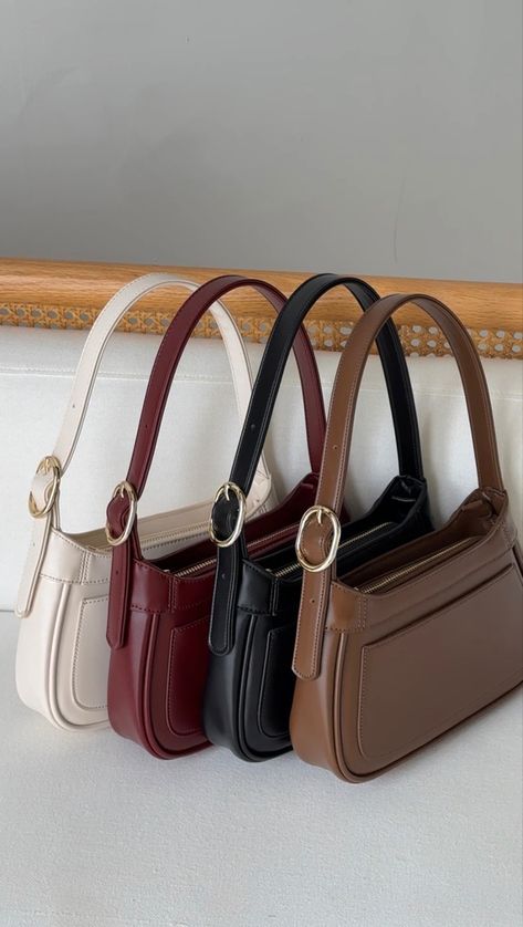 Fall colors. Fall outfit aesthetic. Fall trends. Red purse Classy Bags Aesthetic, Coach Shoulder Purse, Brown Leather Bag Aesthetic, Shoulder Purse Aesthetic, Small Shoulder Purse, Vintage Purse Aesthetic, Bag 2024 Trend, Handbags 2024 Trends, Brown Purse Aesthetic